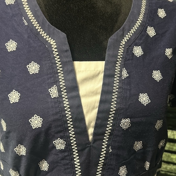 Laura Ashley Women’s Blue w White Print Short Fitted Sleeve Scrub Top Small - Picture 7 of 9